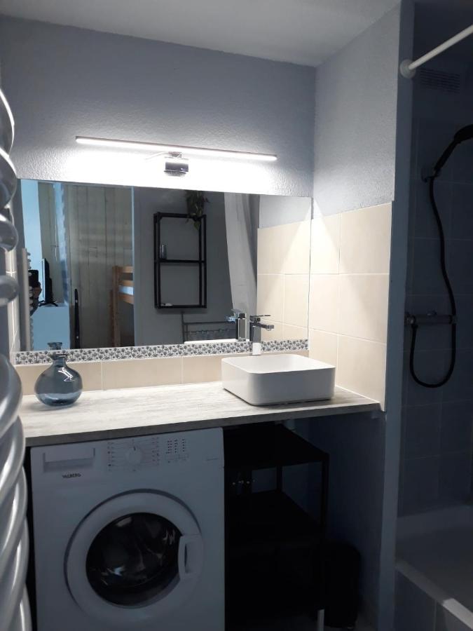Appartement De 18 M2 Et Terrasse De 9 M2 En Rez-de Chaussée Entièrement Refait à Neuf Avec Accès Direct à La *