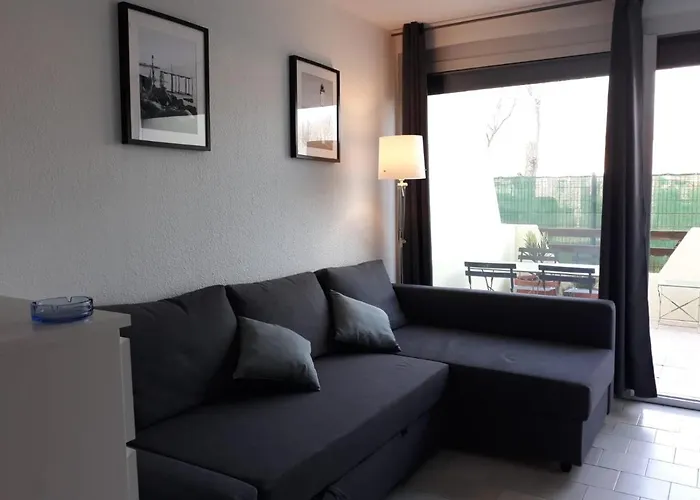 Appartement studio de 18 m2 et une terrasse de 9 m2 en rez-de chaussée entièrement refait à neuf avec accès direct à la plage