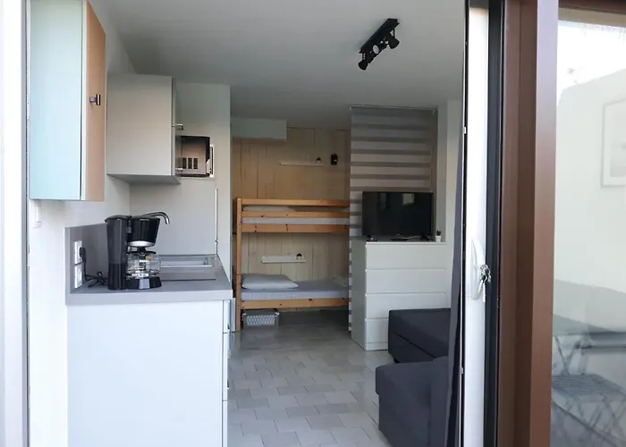 Appartement studio de 18 m2 et une terrasse de 9 m2 en rez-de chaussée entièrement refait à neuf avec accès direct à la plage