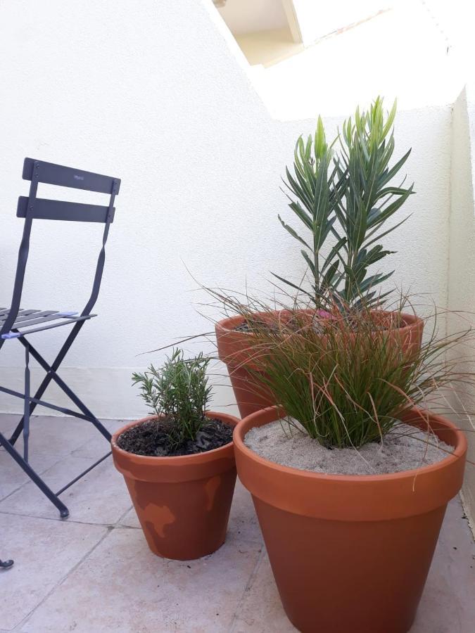 Appartement De 18 M2 Et Terrasse De 9 M2 En Rez-de Chaussée Entièrement Refait à Neuf Avec Accès Direct à La