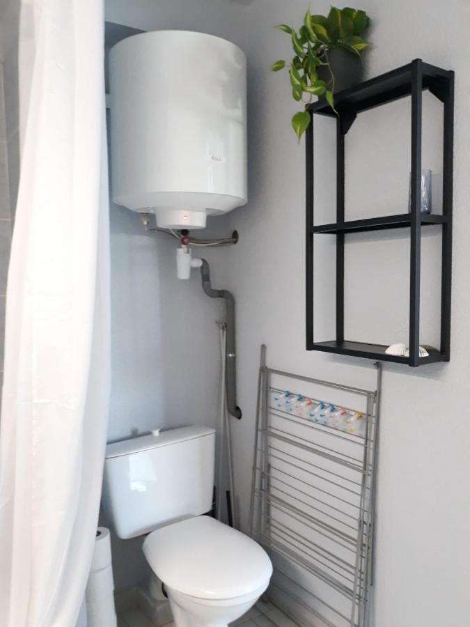 Appartement De 18 M2 Et Terrasse De 9 M2 En Rez-de Chaussée Entièrement Refait à Neuf Avec Accès Direct à La *