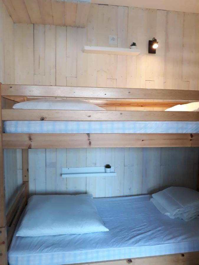 De 18 M2 Et Terrasse De 9 M2 En Rez-de Chaussée Entièrement Refait à Neuf Avec Accès Direct à La *